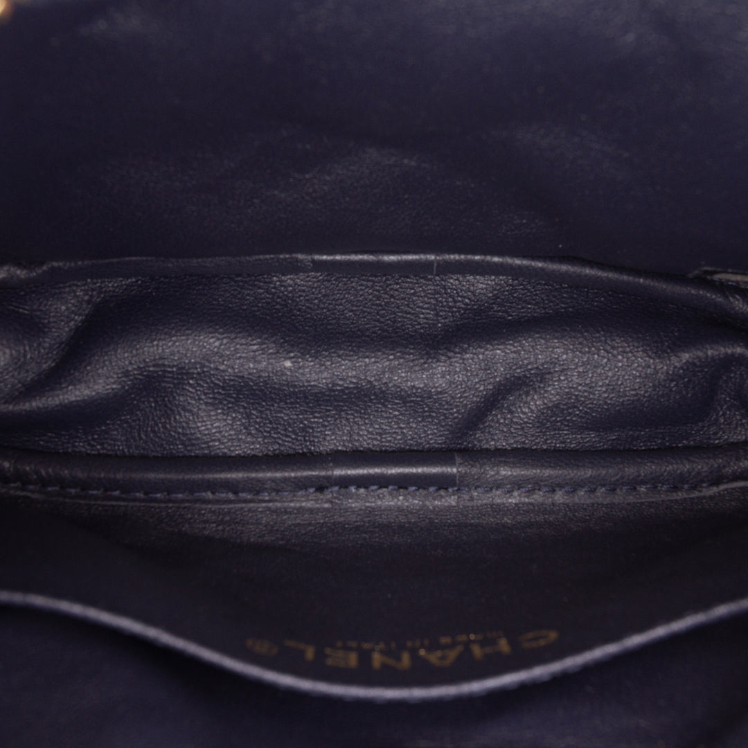 Chanel Matelassé vieilli Reissue Sac caméra Mini Cuir de veau Bleu – vue 4 – GABY PARIS