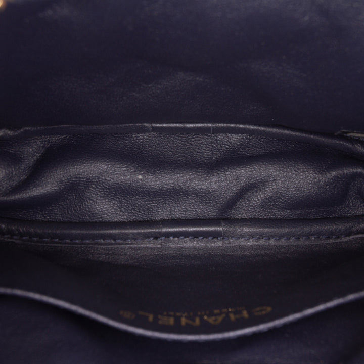 Chanel Matelassé vieilli Reissue Sac caméra Mini Cuir de veau Bleu – vue 4 – GABY PARIS