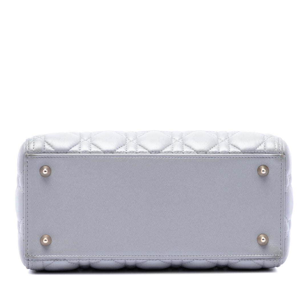 Dior Lady Dior Perleescent Cannage Moyen Cuir d'agneau Gris – vue 3 – GABY PARIS
