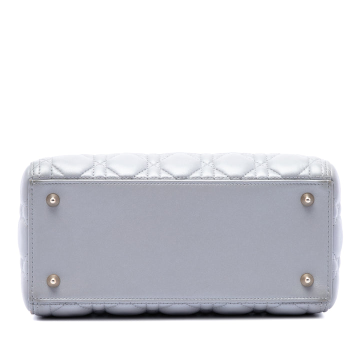 Dior Lady Dior Perleescent Cannage Moyen Cuir d'agneau Gris – vue 3 – GABY PARIS