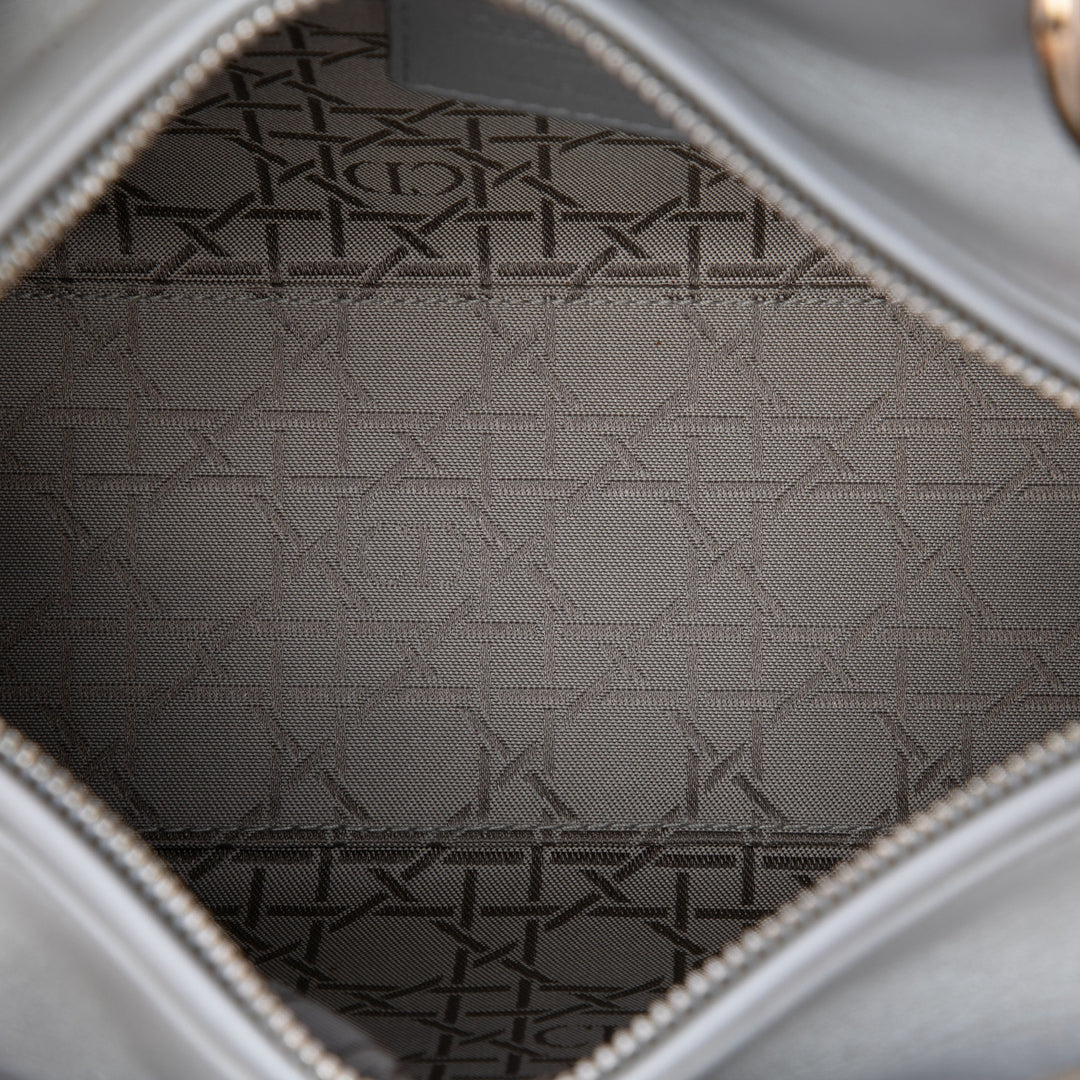 Dior Lady Dior Perleescent Cannage Moyen Cuir d'agneau Gris – vue 4 – GABY PARIS