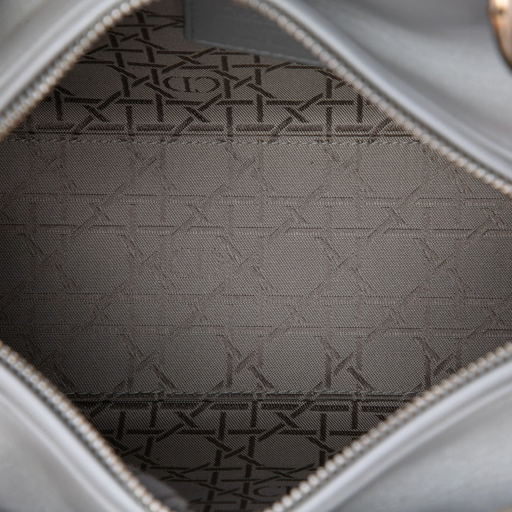 Dior Lady Dior Perleescent Cannage Moyen Cuir d'agneau Gris – vue 4 – GABY PARIS