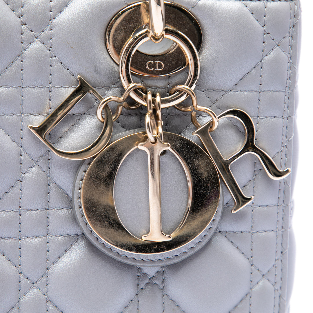 Dior Lady Dior Perleescent Cannage Moyen Cuir d'agneau Gris – vue 5 – GABY PARIS