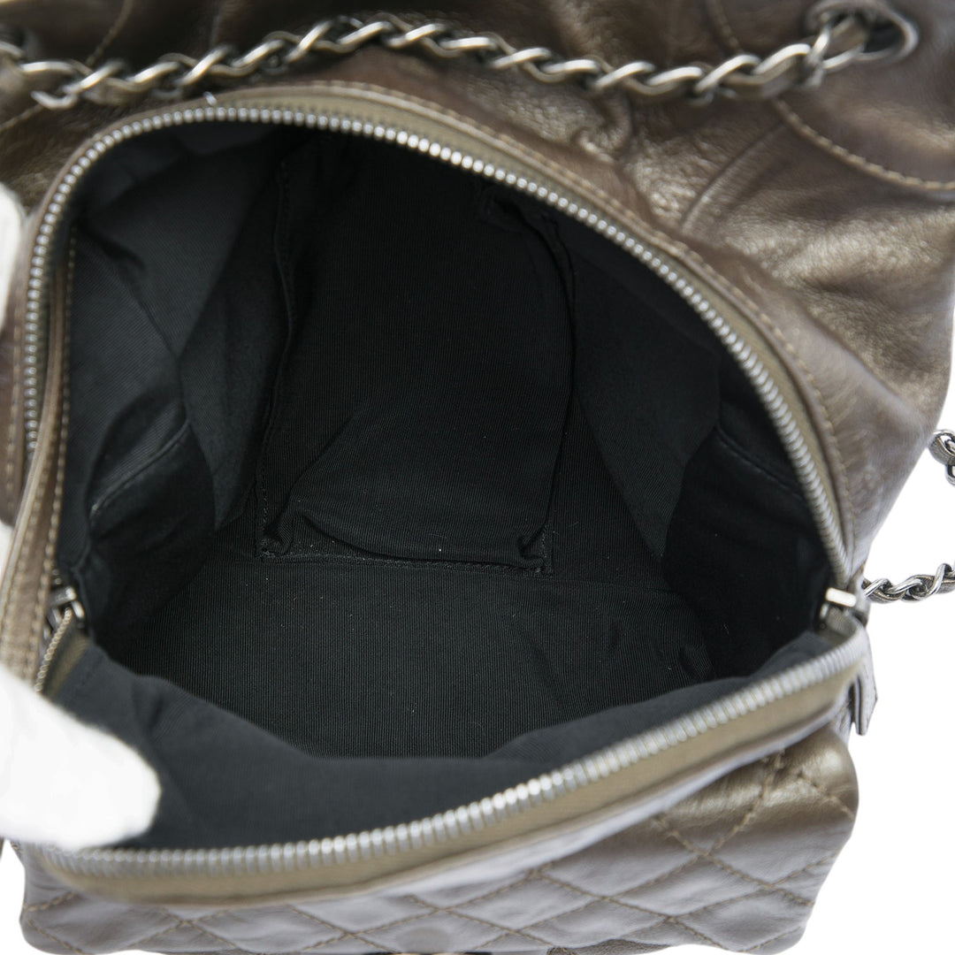 Chanel Sac à dos CC Métallisé Cordon à rabat Petit Cuir de veau Marron – vue 4 – GABY PARIS