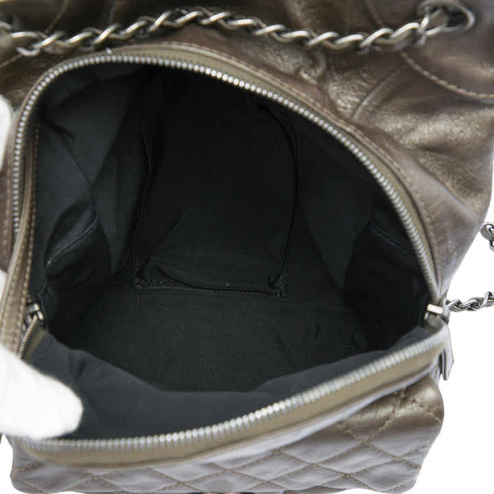 Chanel Sac à dos CC Métallisé Cordon à rabat Petit Cuir de veau Marron – vue 4 – GABY PARIS
