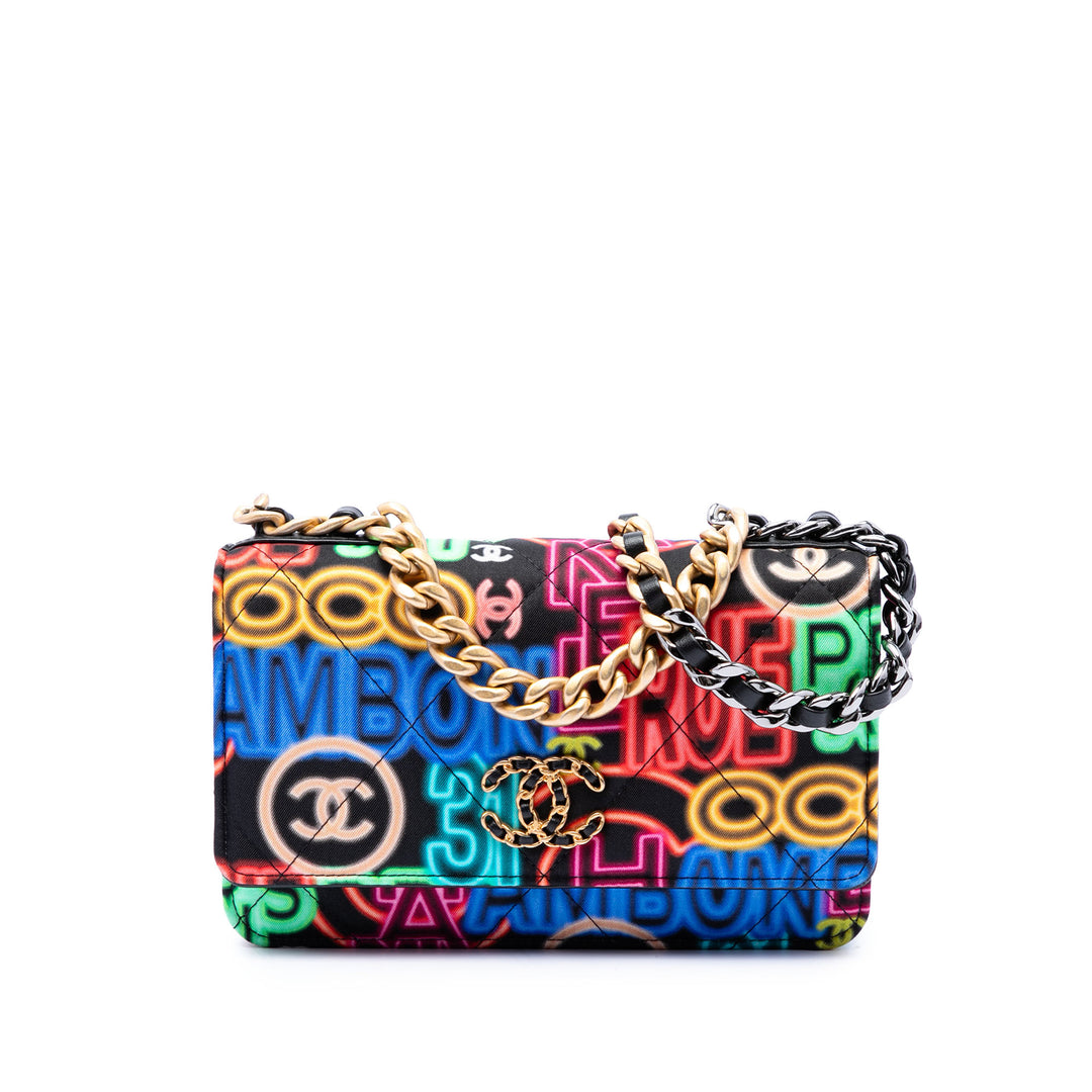 Chanel Imprimé Graffiti 19 Wallet on Chain Noir – vue principale – GABY PARIS