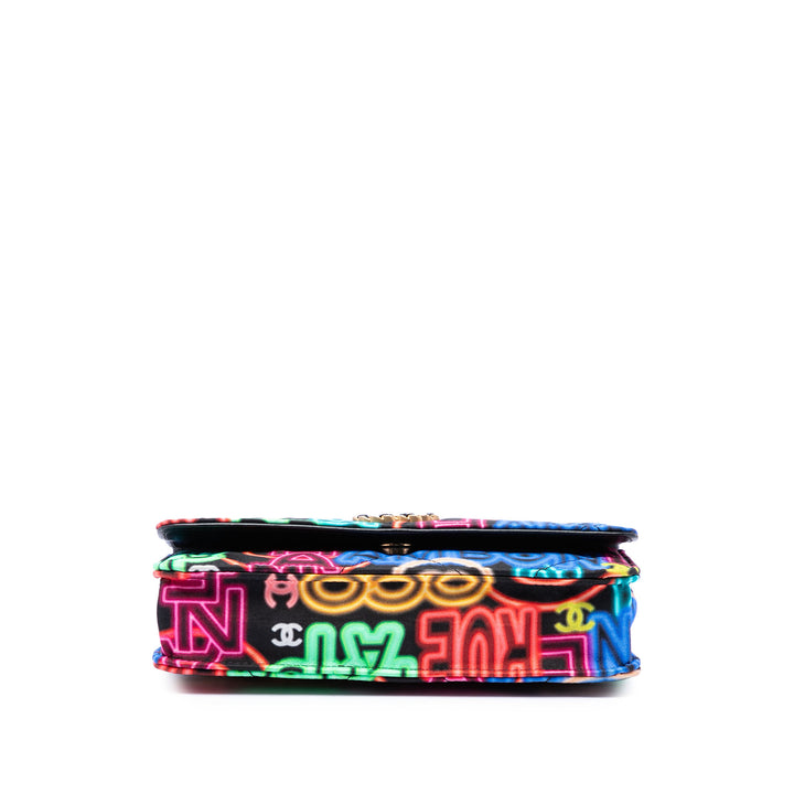 Chanel Imprimé Graffiti 19 Wallet on Chain Noir – vue 3 – GABY PARIS