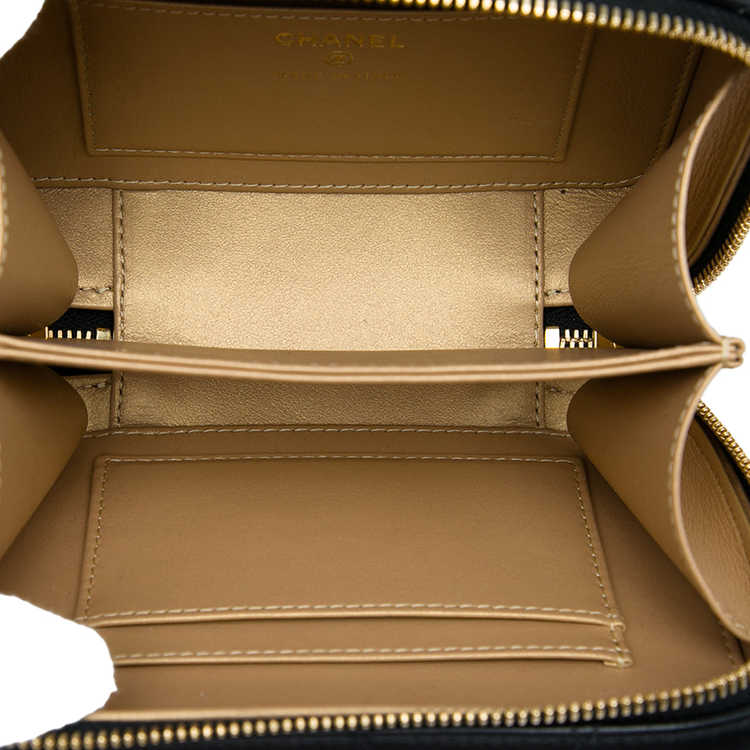 Chanel CC Matelassé et Golden Plate Vanity Sac Mini Cuir d'agneau Noir – vue 4 – GABY PARIS