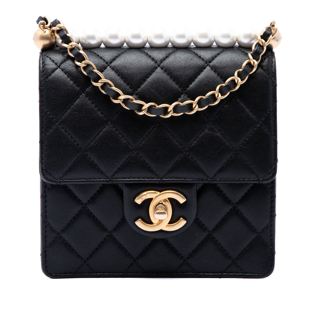 Chanel Matelassé Chic Perles à rabat Petit Cuir d'agneau Noir – vue principale – GABY PARIS