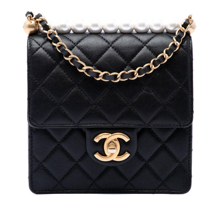 Chanel Matelassé Chic Perles à rabat Petit Cuir d'agneau Noir – vue principale – GABY PARIS