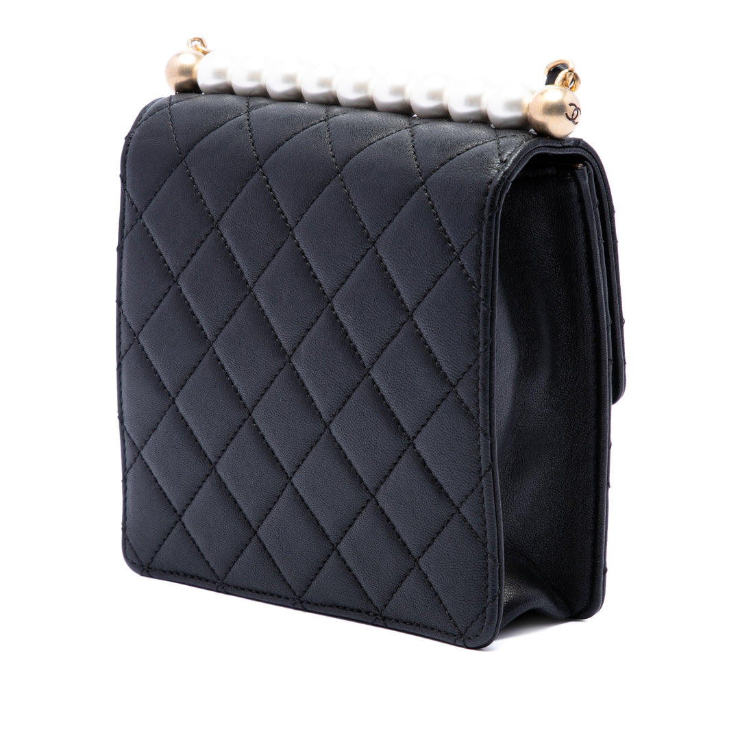 Chanel Matelassé Chic Perles à rabat Petit Cuir d'agneau Noir – vue 2 – GABY PARIS