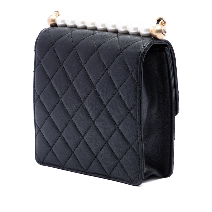 Chanel Matelassé Chic Perles à rabat Petit Cuir d'agneau Noir – vue 2 – GABY PARIS