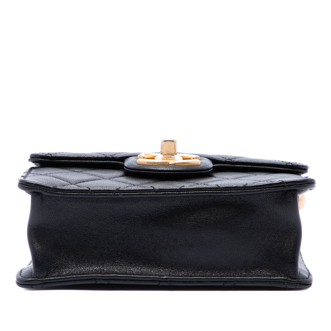 Chanel Matelassé Chic Perles à rabat Petit Cuir d'agneau Noir – vue 3 – GABY PARIS