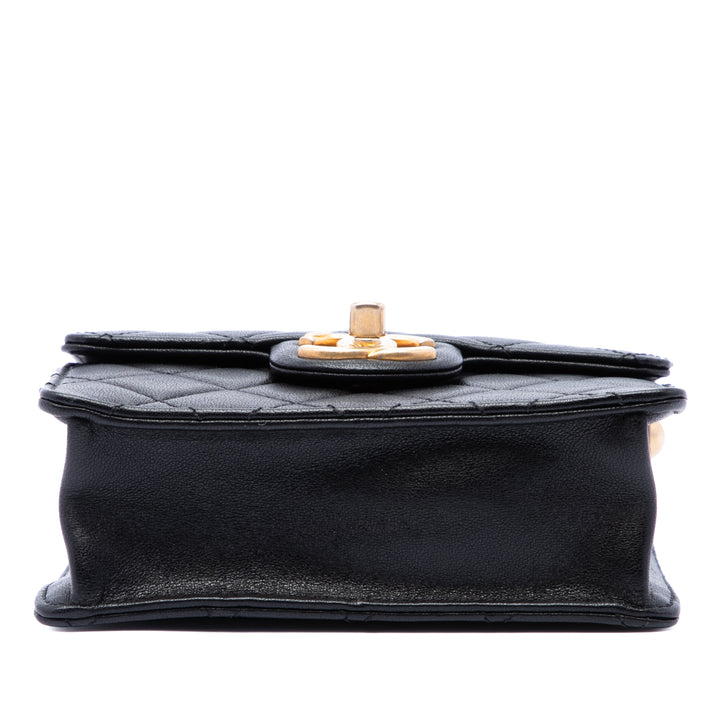 Chanel Matelassé Chic Perles à rabat Petit Cuir d'agneau Noir – vue 3 – GABY PARIS