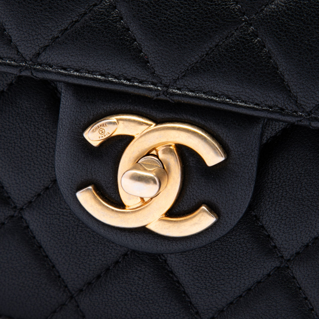 Chanel Matelassé Chic Perles à rabat Petit Cuir d'agneau Noir – vue 5 – GABY PARIS