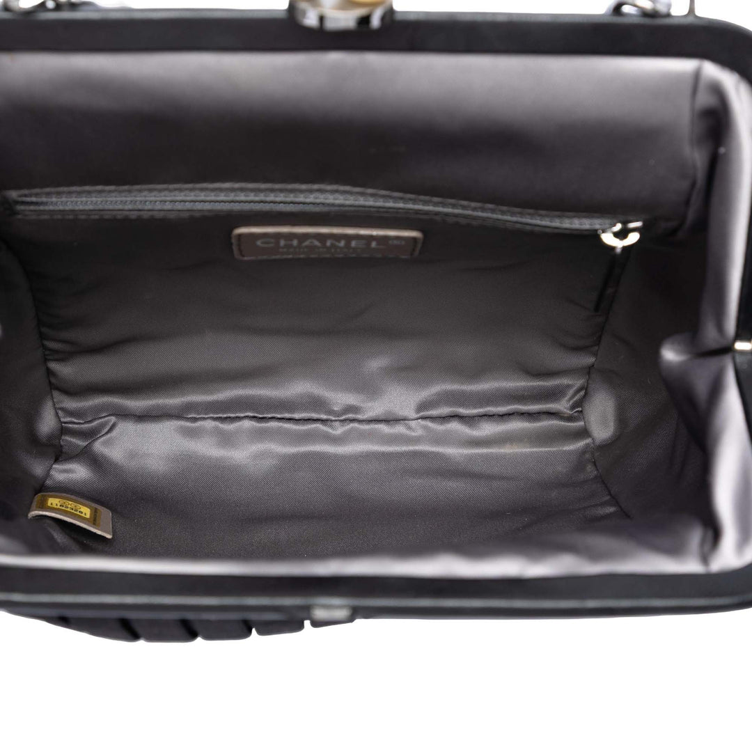 Chanel Pleated Satin Frame Perle Chain Fringe Sac bandoulière
