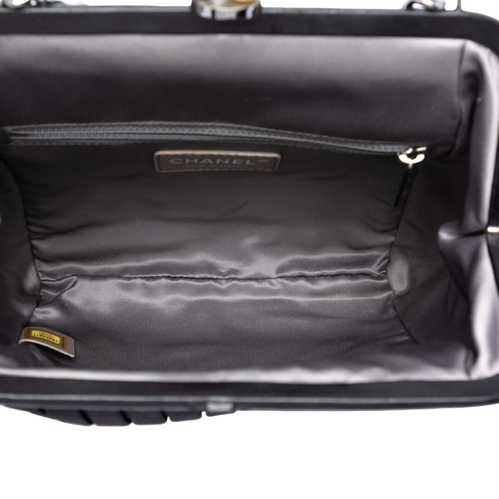 Chanel Pleated Satin Frame Perle Chain Fringe Sac bandoulière