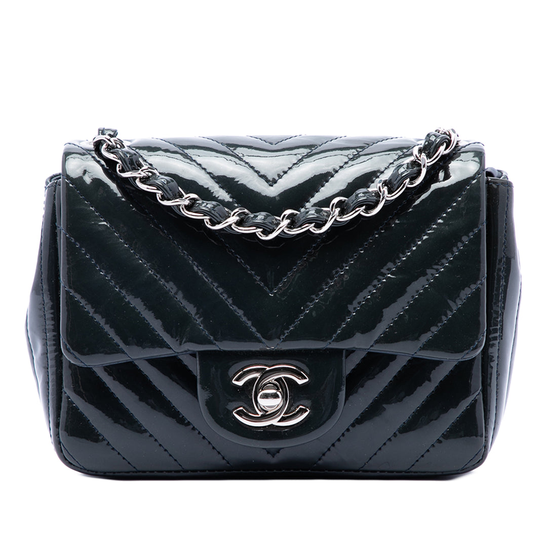 Chanel Sac bandoulière Classic Carré Chevron Rabat simple Mini Bleu – vue principale – GABY PARIS