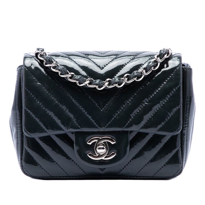 Chanel Sac bandoulière Classic Carré Chevron Rabat simple Mini Bleu – vue principale – GABY PARIS