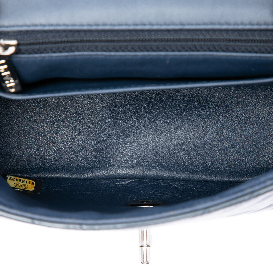 Chanel Sac bandoulière Classic Carré Chevron Rabat simple Mini Bleu – vue 4 – GABY PARIS