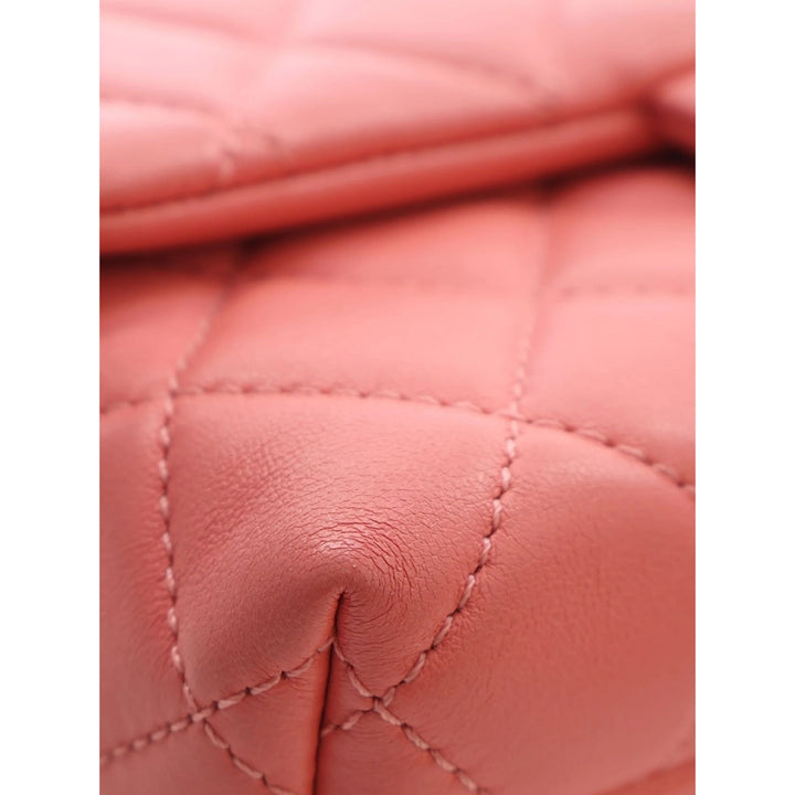 Chanel Sac bandoulière CC Matelassé Chaîne à rabat Mini Cuir d'agneau Rose – vue 9 – GABY PARIS