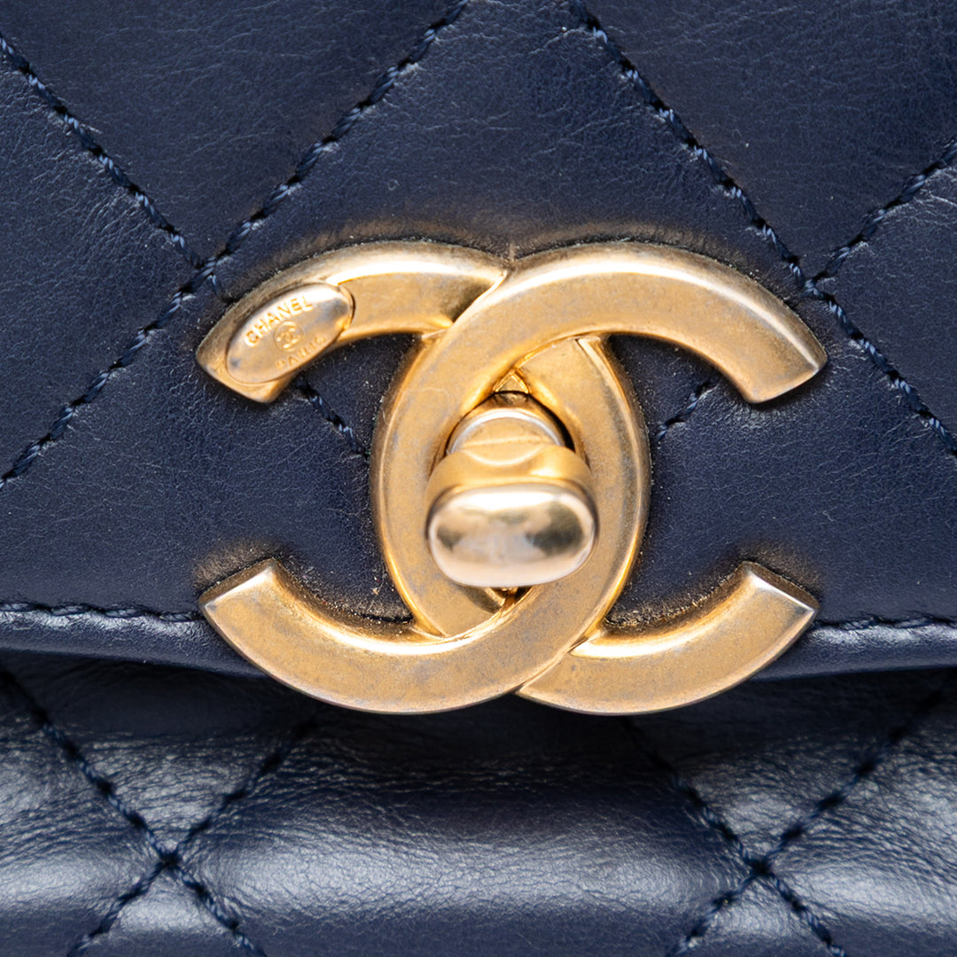 Chanel CC Matelassé Cuir d’agneau Chain Handle Half Moon à rabat