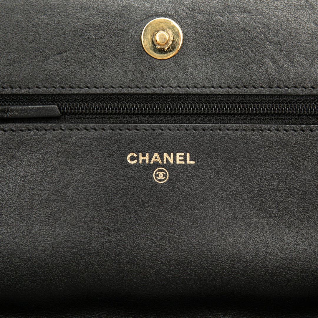 Chanel CC Cuir d’agneau clouté Diamond Stitch Wallet on Chain