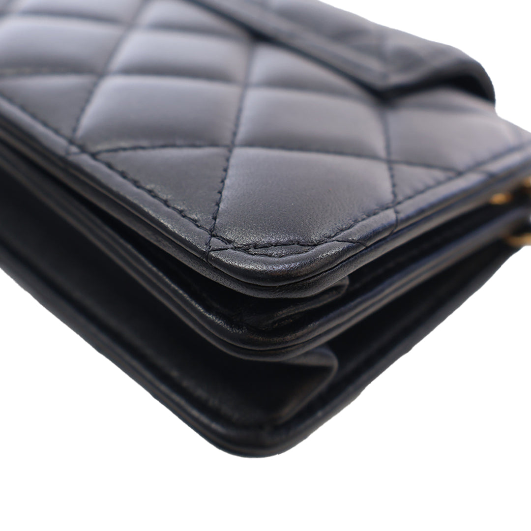 Chanel CC Matelassé Étui téléphone avec chaîne Mini Cuir d'agneau Noir