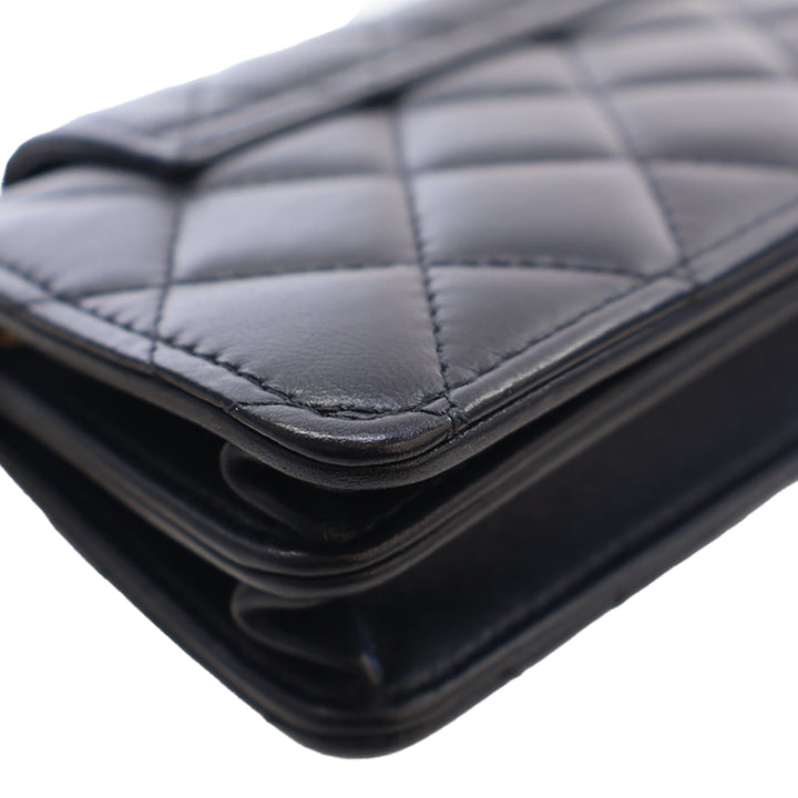 Chanel CC Matelassé Étui téléphone avec chaîne Mini Cuir d'agneau Noir