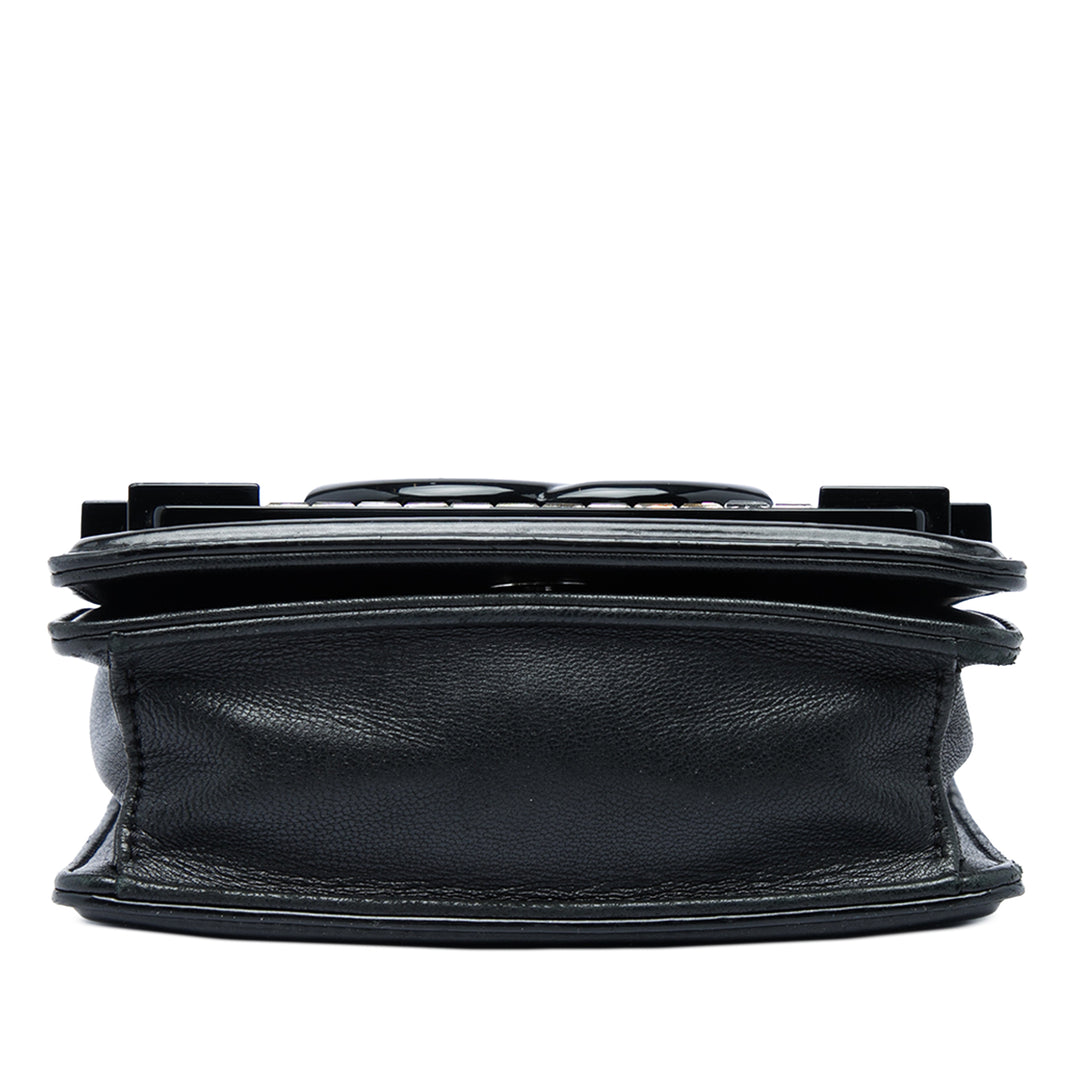 Chanel CC et Acrylic Cristal Orné Boy Brick à rabat Noir – vue 3 – GABY PARIS