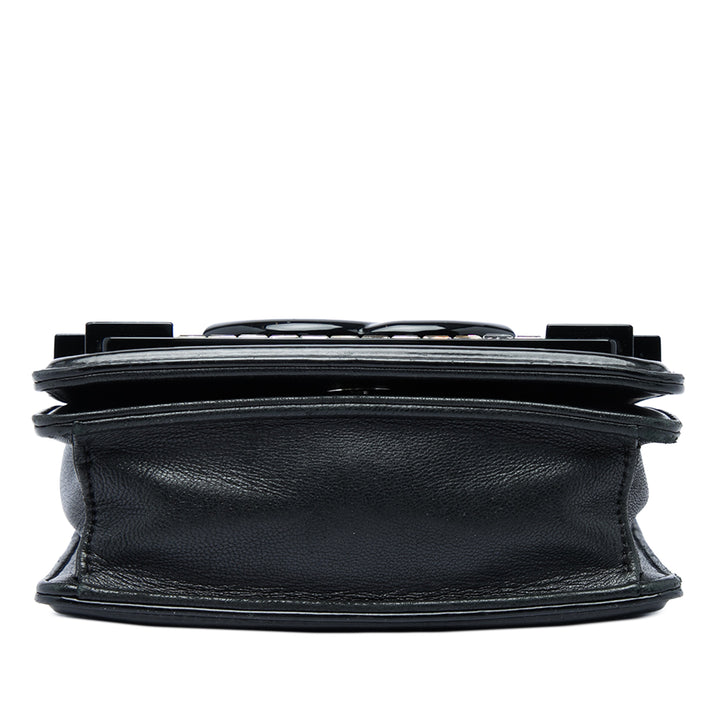 Chanel CC et Acrylic Cristal Orné Boy Brick à rabat Noir – vue 3 – GABY PARIS