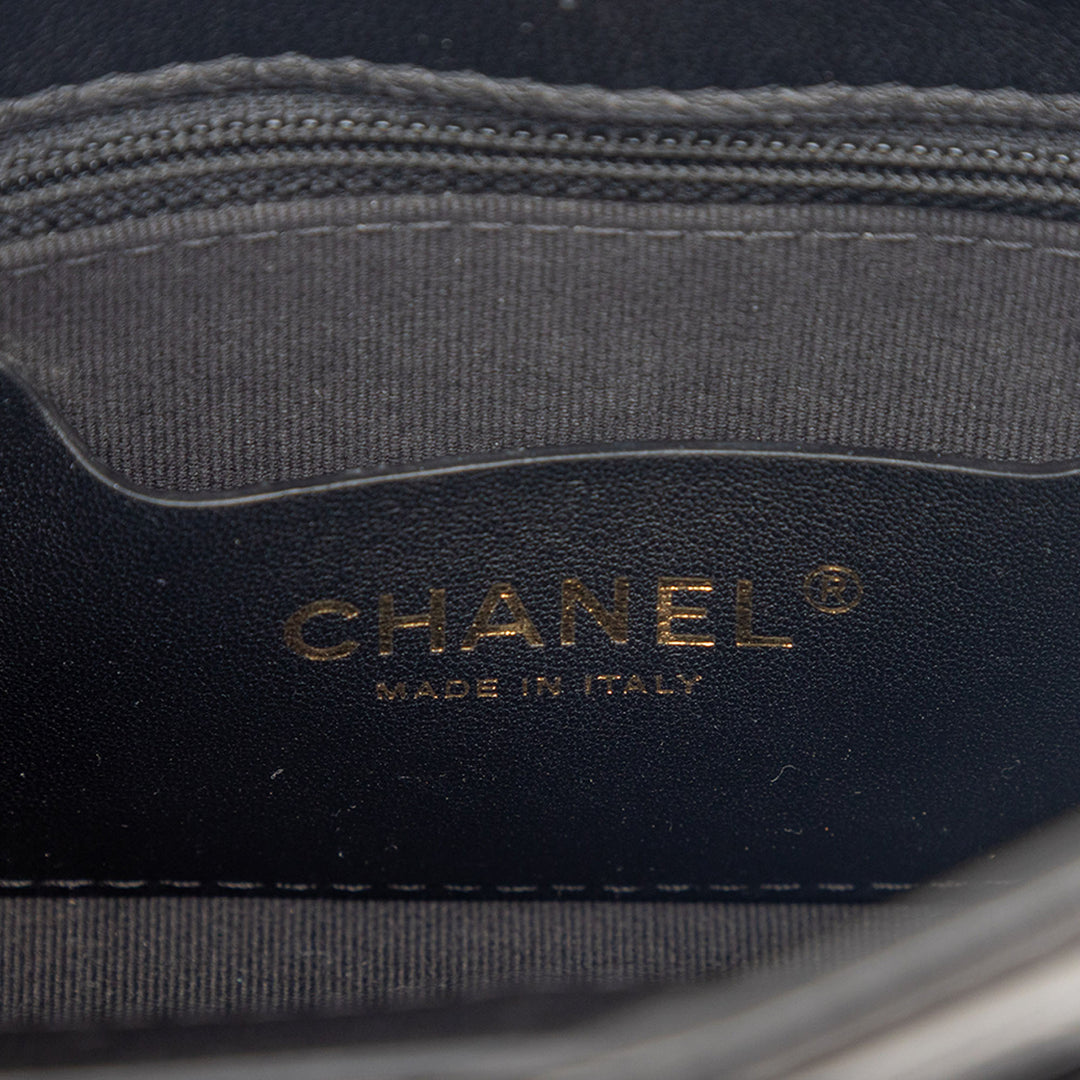 Chanel Mini Matelassé Cuir verni Graphic Catch à rabat