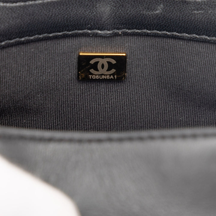 Chanel Mini Matelassé Cuir verni Graphic Catch à rabat