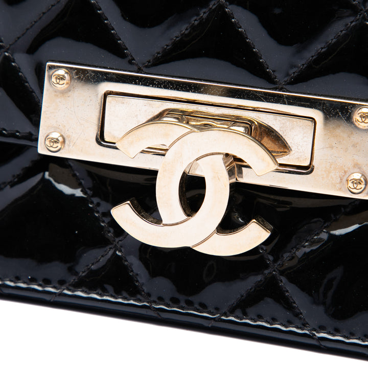 Chanel Matelassé Cuir verni Golden Class East West Wallet on Chain