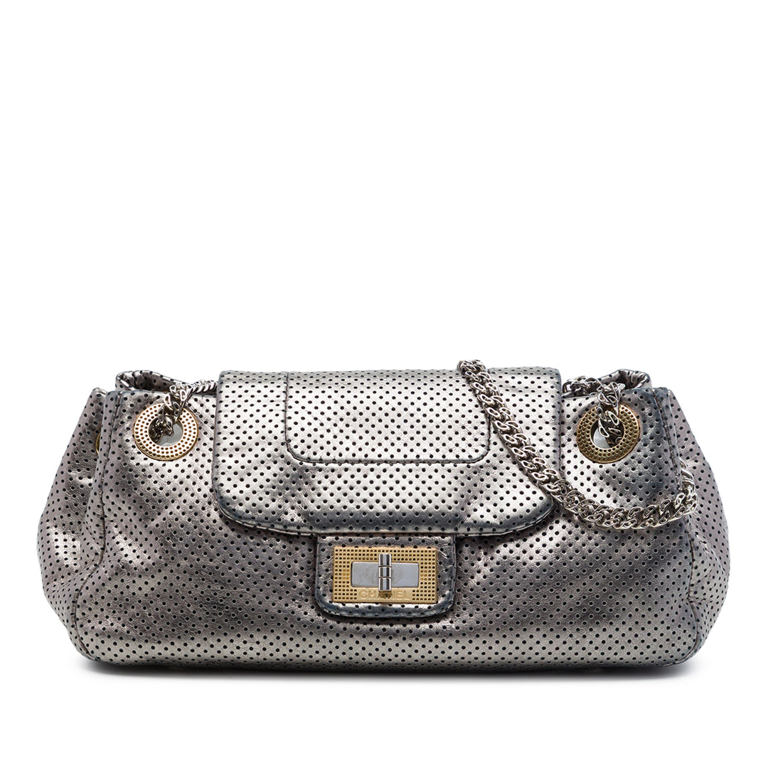Chanel Sac porté épaule Métallisé perforé Reissue 2.55 Drill Accordion à rabat Cuir de veau Argenté – vue principale – GABY P