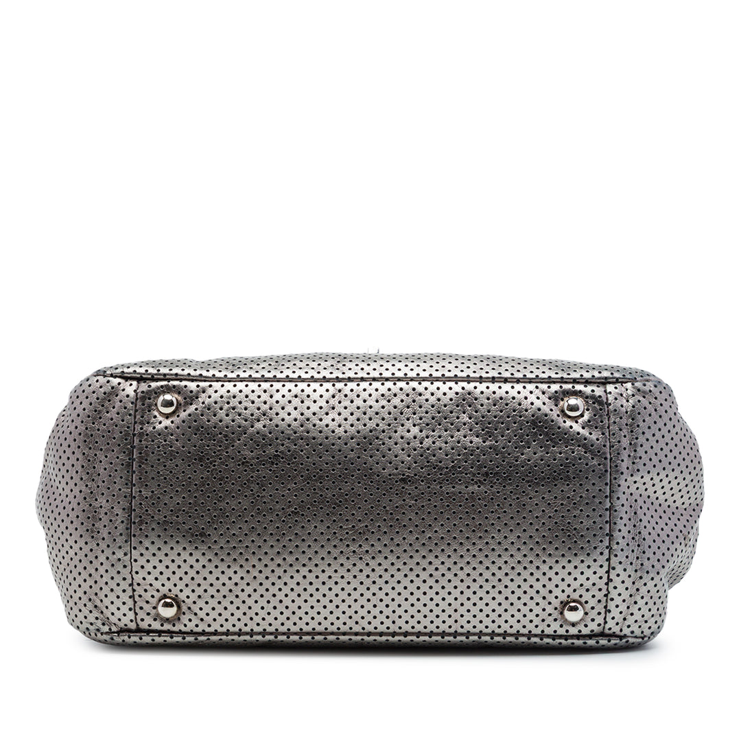Chanel Sac porté épaule Métallisé perforé Reissue 2.55 Drill Accordion à rabat Cuir de veau Argenté – vue 3 – GABY PARIS