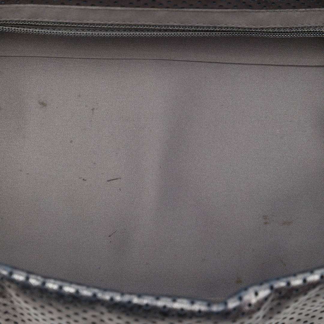 Chanel Sac porté épaule Métallisé perforé Reissue 2.55 Drill Accordion à rabat Cuir de veau Argenté – vue 4 – GABY PARIS