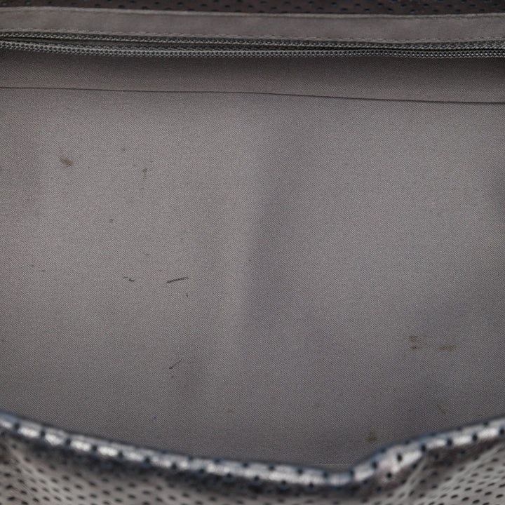 Chanel Sac porté épaule Métallisé perforé Reissue 2.55 Drill Accordion à rabat Cuir de veau Argenté – vue 4 – GABY PARIS