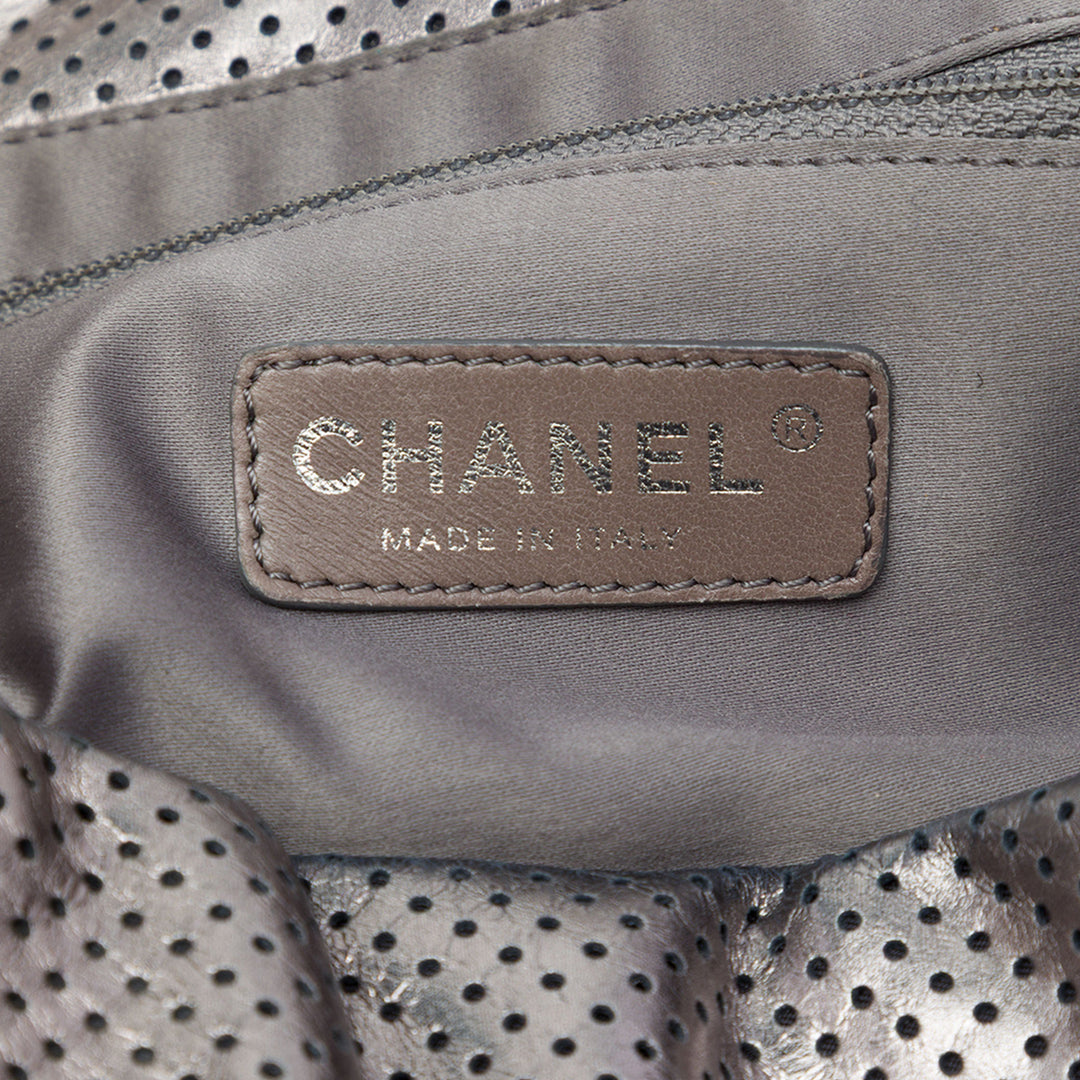 Chanel Sac porté épaule Métallisé perforé Reissue 2.55 Drill Accordion à rabat Cuir de veau Argenté – vue 5 – GABY PARIS