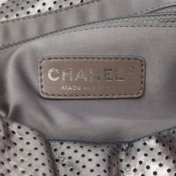 Chanel Sac porté épaule Métallisé perforé Reissue 2.55 Drill Accordion à rabat Cuir de veau Argenté – vue 5 – GABY PARIS