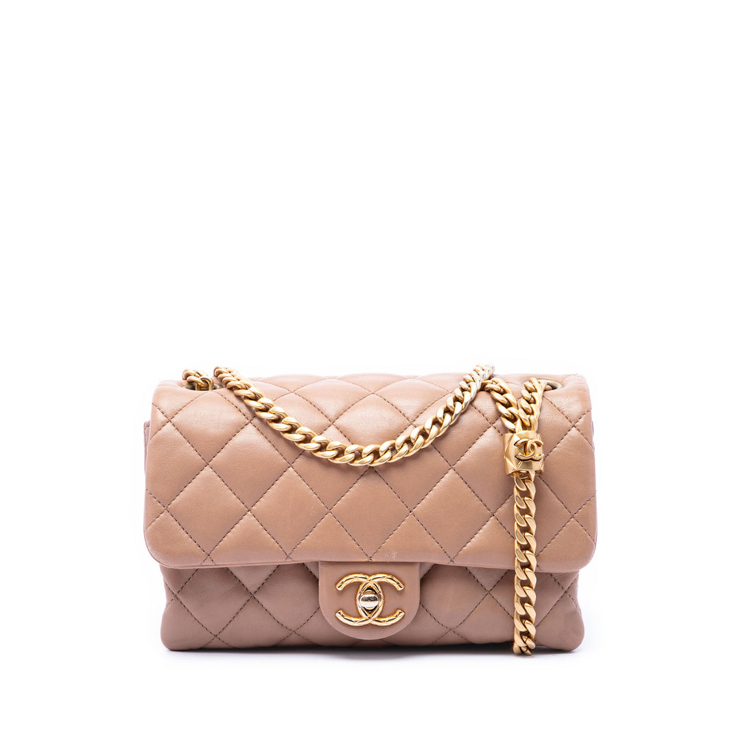 Chanel Small Matelassé Cuir d’agneau Pillow Crush à rabat