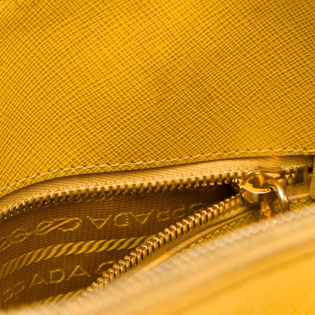 Prada Sac à main Lux Promenade Saffiano Grand Jaune – vue 6 – GABY PARIS