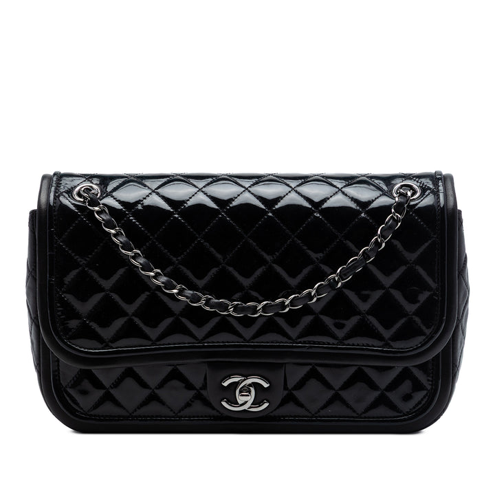 Chanel Jumbo Matelassé Cuir verni et Cuir d’agneau à finitions Classic Twist à rabat