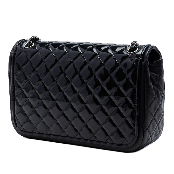 Chanel Jumbo Matelassé Cuir verni et Cuir d’agneau à finitions Classic Twist à rabat