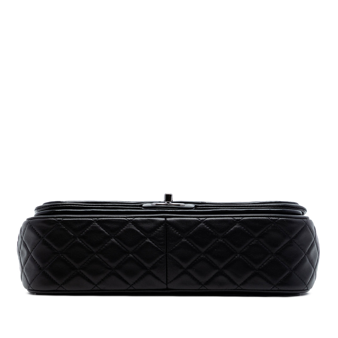 Chanel Jumbo Matelassé Cuir verni et Cuir d’agneau à finitions Classic Twist à rabat