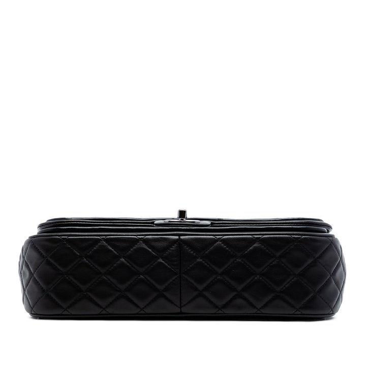 Chanel Jumbo Matelassé Cuir verni et Cuir d’agneau à finitions Classic Twist à rabat