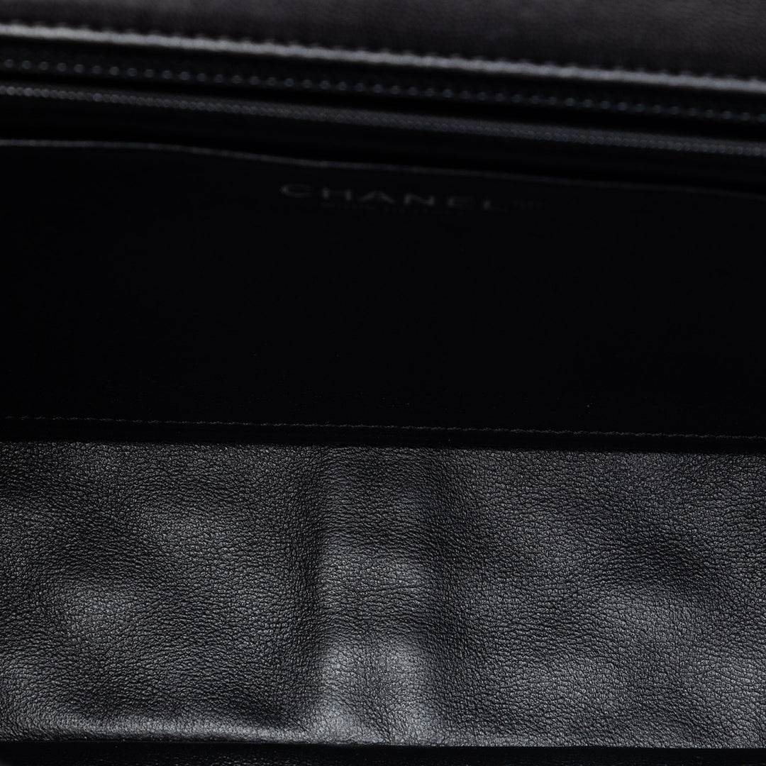 Chanel Jumbo Matelassé Cuir verni et Cuir d’agneau à finitions Classic Twist à rabat