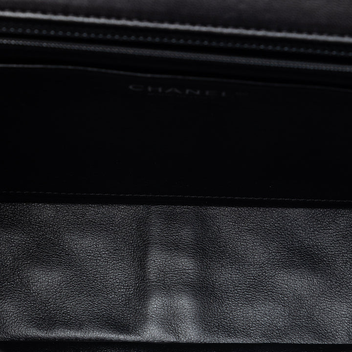 Chanel Jumbo Matelassé Cuir verni et Cuir d’agneau à finitions Classic Twist à rabat