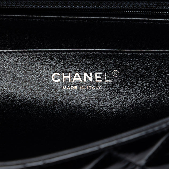 Chanel Jumbo Matelassé Cuir verni et Cuir d’agneau à finitions Classic Twist à rabat