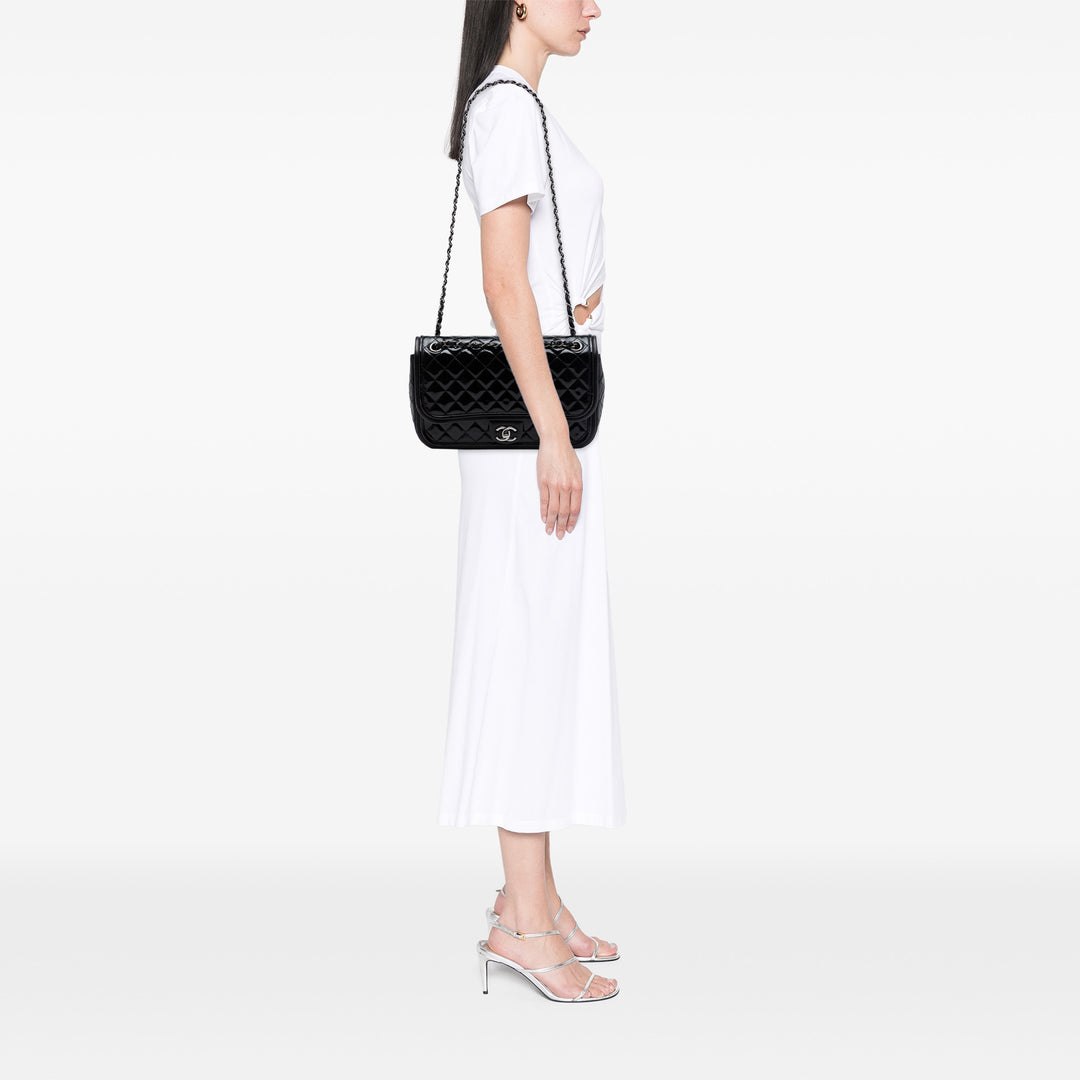 Chanel Jumbo Matelassé Cuir verni et Cuir d’agneau à finitions Classic Twist à rabat